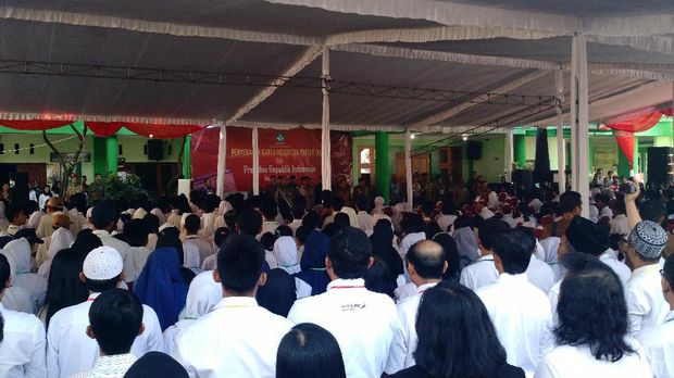 Presiden Jokowi membagikan 1.000 KIP di Malang.