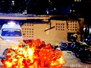 Ledakan di Terminal Kampung Melayu, Kaca Halte Transj Pecah