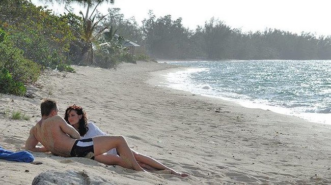 Cewek-Cewek Seksi James Bond Ada di 5 Pantai Ini