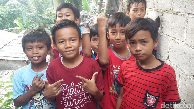 Danu Ahmad Riuki bersama teman-temannya