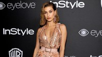 Hailey Baldwin tampil di acara The 2017 InStyle and Warner Bros di The Beverly Hilton Hotel. Foto: John Sciulli/Getty Images