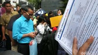 Ratusan nasabah Pandawa Group memenuhi halaman depan Pengadilan Negeri Jakarta Pusat, Rabu (24/5/2017).