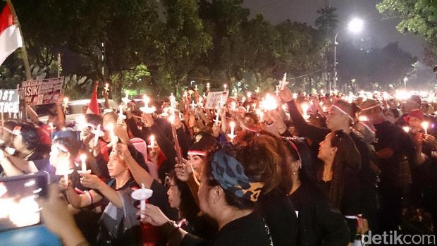 Usai Aksi Lilin di Balai Kota, Massa Pro Ahok Bubarkan Diri