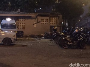 Toilet yang Diduga Sumber Ledakan di Kampung Melayu Roboh
