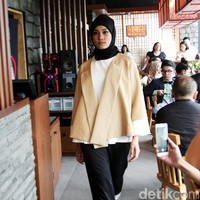 Brand (X) S.M.L dan Restu Anggraini memeragakan koleksi terbarunya dengan mengusung tema Spanish Resort 2017 di Misubhi, One Park, Jakarta. [Foto: Mohammad Abduh/Wolipop]