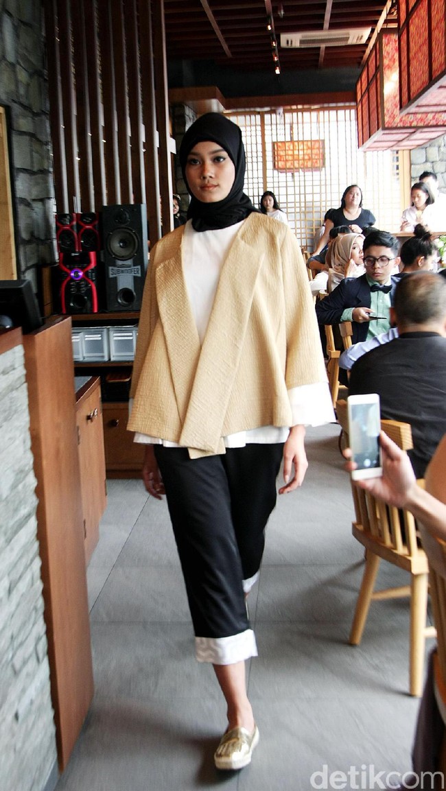 Brand (X) S.M.L dan Restu Anggraini memeragakan koleksi terbarunya dengan mengusung tema Spanish Resort 2017 di Misubhi, One Park, Jakarta. [Foto: Mohammad Abduh/Wolipop]