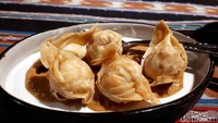 Batagor dari deretan Small Plates bisa jadi pilihan. Adonan ikan dan udang dibuat menyerupai dumpling lalu digoreng. Lengkap dengan bumbu kacang dan kecap manis.