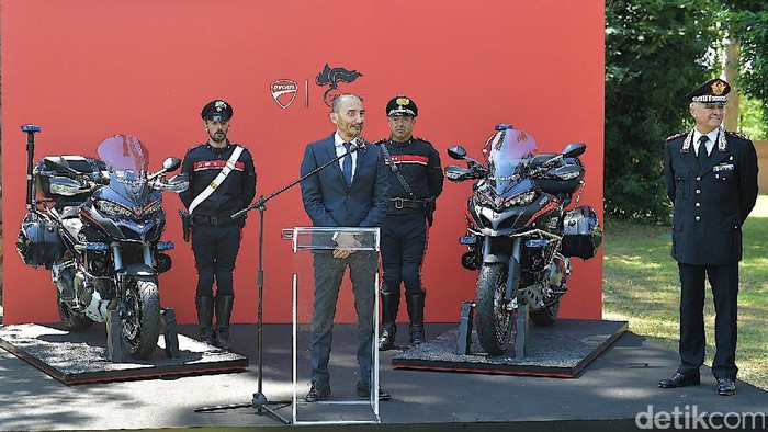 Polisi Italia Tunggangi Ducati Multistrada 1200