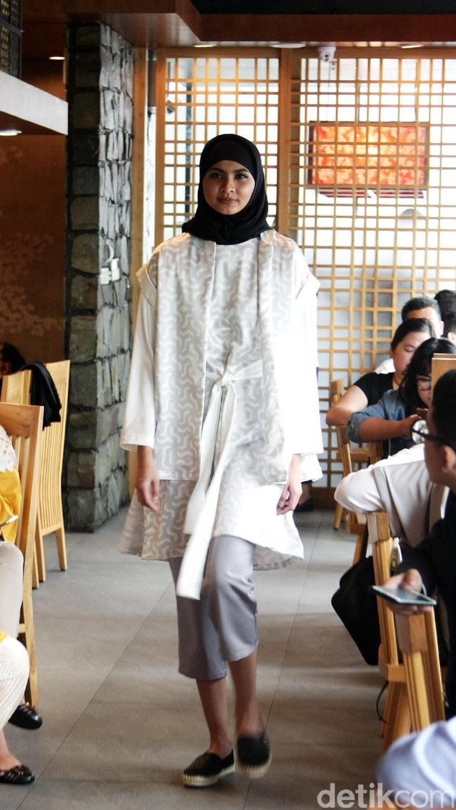 Brand (X) S.M.L dan Restu Anggraini memeragakan koleksi terbarunya dengan mengusung tema Spanish Resort 2017 di Misubhi, One Park, Jakarta. [Foto: Mohammad Abduh/Wolipop]