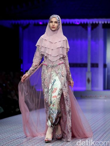 Si Se Sa Rilis Baju Muslim Syar i untuk Kembar dengan Anak 