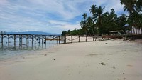 Dermaga kayu ini amat cocok untuk dijepret dan dipajang di media sosial. Bisa bikin envy yang melihat karena di bawahnya adalah air laut yang jernih dengan pantai pasir putih yang cukup panjang (Masaul/detikTravel)