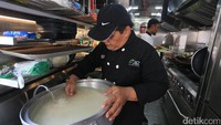 Food truck ini mampu membuat minimal 1.000 porsi paket makanan siap santap sekali masak.