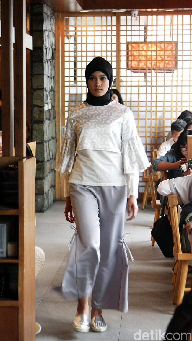 Brand (X) S.M.L dan Restu Anggraini memeragakan koleksi terbarunya dengan mengusung tema Spanish Resort 2017 di Misubhi, One Park, Jakarta. [Foto: Mohammad Abduh/Wolipop]