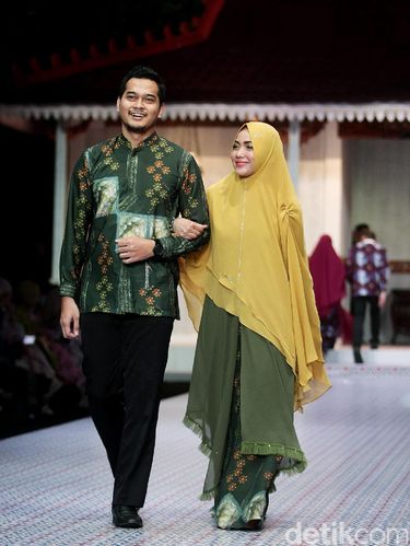 Foto: Inspirasi Seragam Lebaran Syar'i Ala 5 Pasangan 