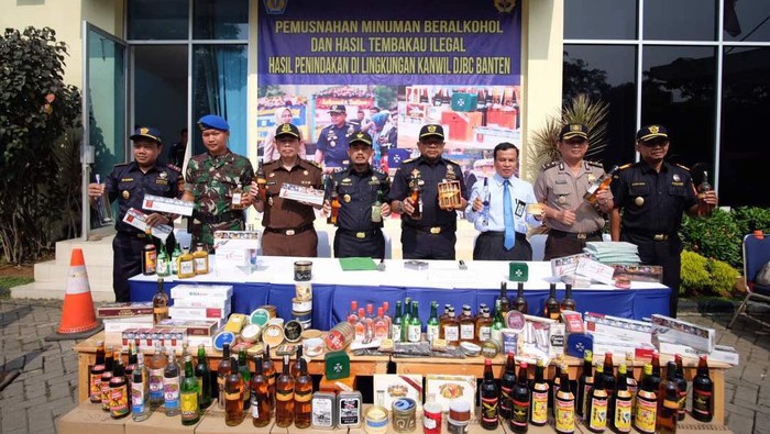 Puluhan Ribu Botol Miras dan Rokok Ilegal di Banten Dimusnahkan