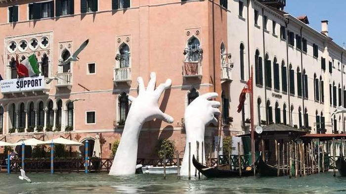 Ada Sepasang Tangan Raksasa di Kanal Venesia, Italia
