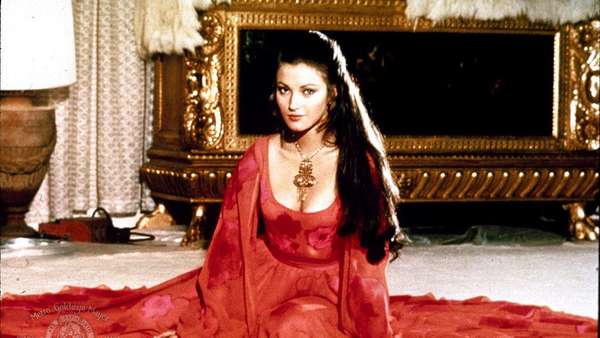 Para Wanita Cantik di Sekeliling Roger Moore dalam James Bond Para Wanita Cantik di Sekeliling Roger Moore dalam James Bond