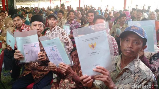 Jokowi membagikan sertifikat tanah di Malang.