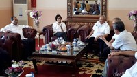 (Ki-ka) Menteri Perhubungan Budi Karya Sumadi, Menteri Keuangan Sri Mulyani Indrawati, dan Menteri PUPR Basuki Hadimuljono disambut oleh Gubernur Sumatera Selatan Alex Noerdin. Mereka sempat beristirahat sejenak di VIP room Bandara Sultan Mahmud Badaruddin II sebelum melakukan peninjauan proyek LRT.