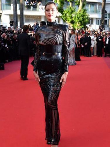 Tampil Seksi Lagi di Cannes, Irina Shayk Pakai Gaun Transparan