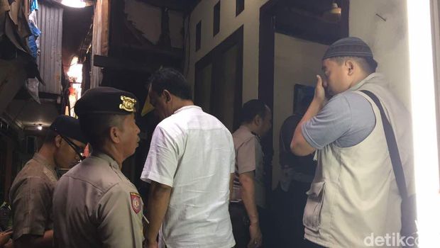 Rekan Polisi Datangi Rumah Imam, Korban Bom Kampung Melayu