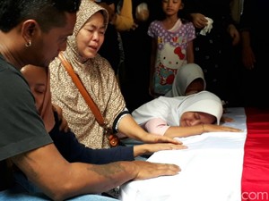 Tangis Keluarga Bripda Taufan Pecah Usai Salat Jenazah