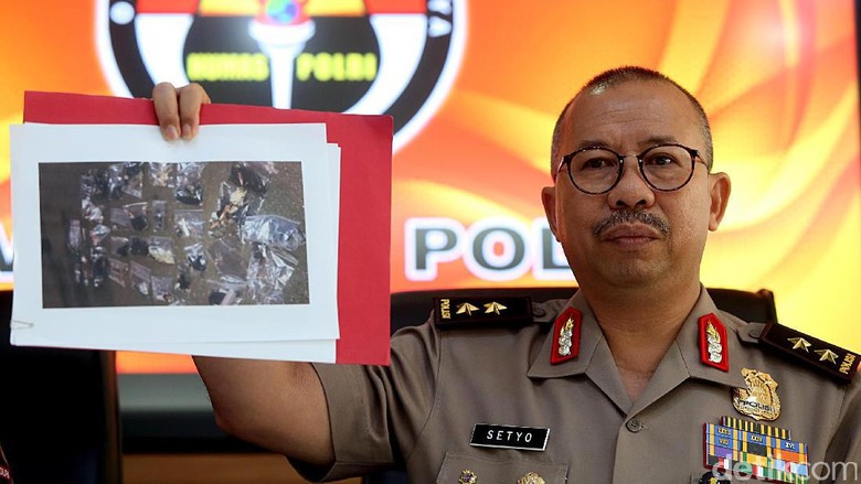3 Hari Operasi Penangkapan Teroris, 19 Pria Diamankan Polri 3 Hari Operasi Penangkapan Teroris, 19 Pria Diamankan Polri