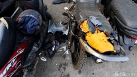 Ledakan bahkan sampai membuat sejumlah motor nampak rusak parah.