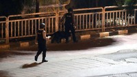 Polisi masih melakukan olah TKP.