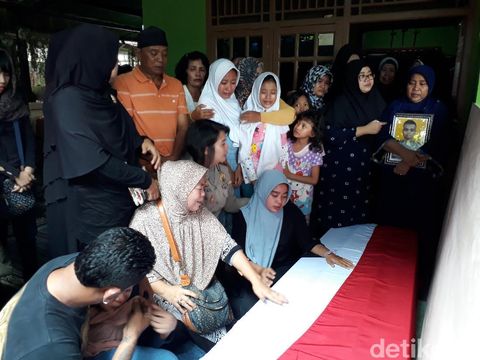 Tangis Keluarga Bripda Taufan Pecah usai Salat Jenazah