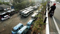 Sejumlah angkutan umum terlihat berjejer di dekat lokasi tkp ledakan bom Kampung Melayu, Jakarta, Kamis (25/5/2017).
