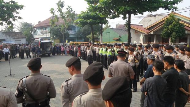 Upacara penghormatan digelar untuk melepas kepergian Bripka Ridho yang akan dimakamkan di Lampung.