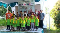 Perwakilan warga bersama anak-anak kurang mampu dari lingkungan sekitar perumahan. Semoga ramadan menjadi momentum untuk kebersamaan semua orang. (Foto: istimewa)