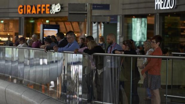 Warga menghentikan aktivitasnya di stasiun King's Cross untuk mengheningkan cipta serentak