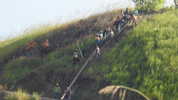 Tembus Hutan, PLN Melistriki Pedalaman Papua