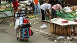 Pasca Ledakan, Pedagang Pasar Tetap Berjualan di Kampung Melayu