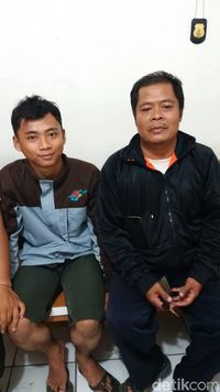 Vicky (kiri) yang KTP-nya viral.