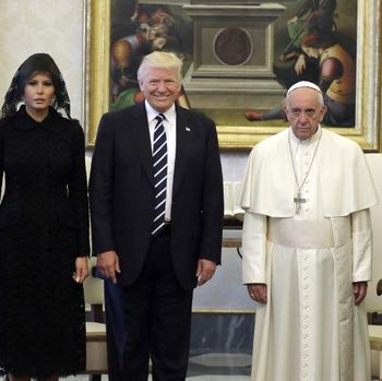 Foto: Gaya Melania Trump Pakai Kerudung Saat Bertemu Paus Fransiskus