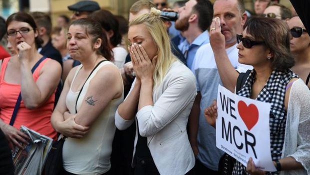 Warga berkumpul di St Ann's Square, Manchester untuk mengheningkan cipta serentak