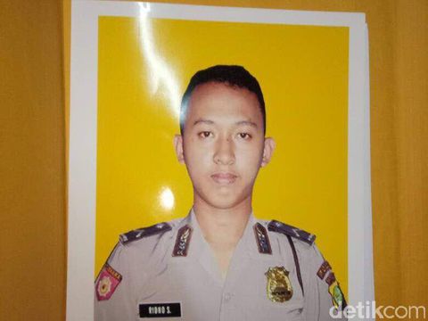Karangan Bunga Wakapolri dan Kapolda Metro di Rumah Duka Bripda Ridho
