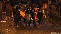Polisi mengangkut kantong jenazah dari TKP.