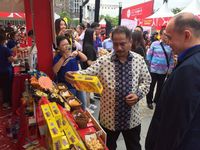 Menteri Pariwisata Arief Yahya melihat-lihat booth di pameran (dok Kemenpar)