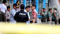 Ledakan bom bunuh diri itu terjadi pada Rabu (24/5) malam di sekitar halte busway Kampung Melayu. Bom meledak dua kali pukul 21.00 WIB dan 21.05 WIB. Akibat ledakan itu, 5 orang tewas di antaranya 3 orang polisi dan 2 orang yang diduga pelaku bom bunuh diri. Selain itu, 11 orang lainnya mengalami luka-luka.