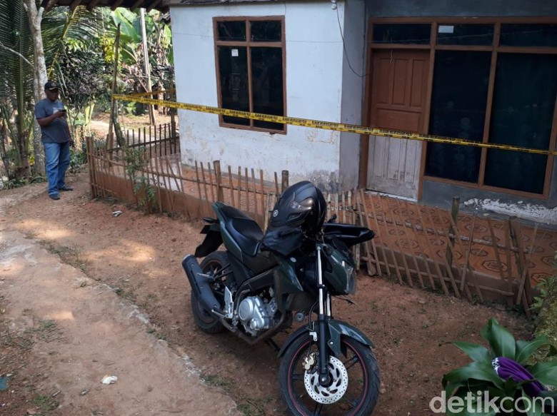 Polisi dan TNI Cek Rumah Terduga Pelaku Bom di Bandung Barat Polisi dan TNI Cek Rumah Terduga Pelaku Bom di Bandung Barat
