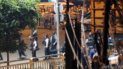 Hingga Dinihari Warga Masih Penuhi TKP Bom