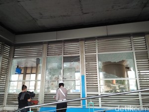 Kampung Melayu Pagi Ini, Kaca Pecah dan Serpihan Tontonan Warga