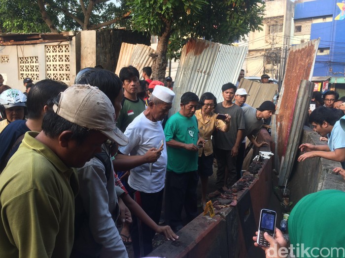 TKP Bom Kampung Melayu Masih Digaris Polisi, Warga Berkerumun