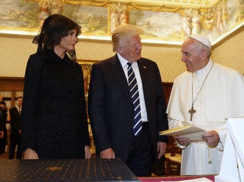 Foto: Gaya Melania Trump Pakai Kerudung Saat Bertemu Paus Fransiskus
