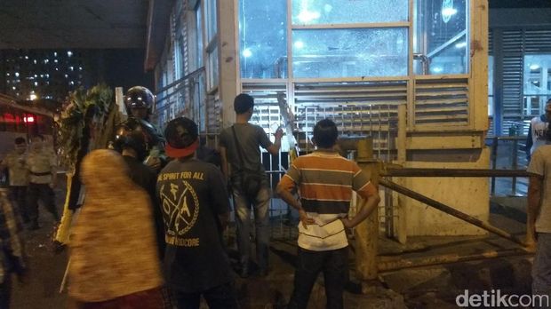 Warga mengambil foto di sekitar lokasi terjadinya bom Kampung Melayu.