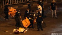 Polisi berhasil mengumpulkan tujuh kantong jenazah dari titik ledakan bom di Terminal Kampung Melayu, Jakarta Timur.